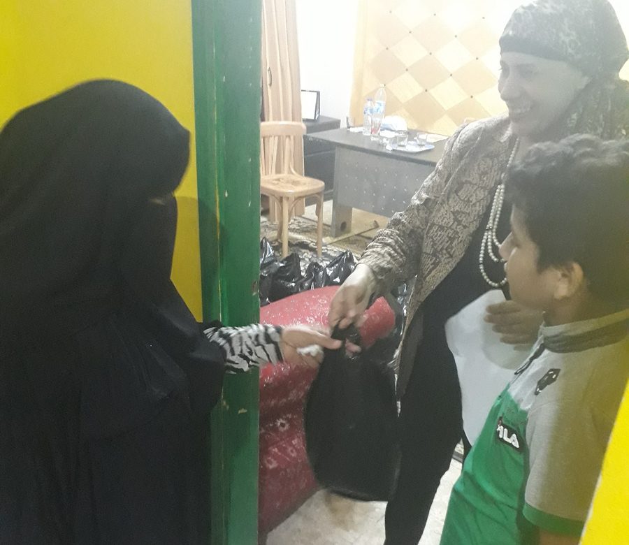 متطوعة من الجمعية تسلّم مساعدة لأسرة