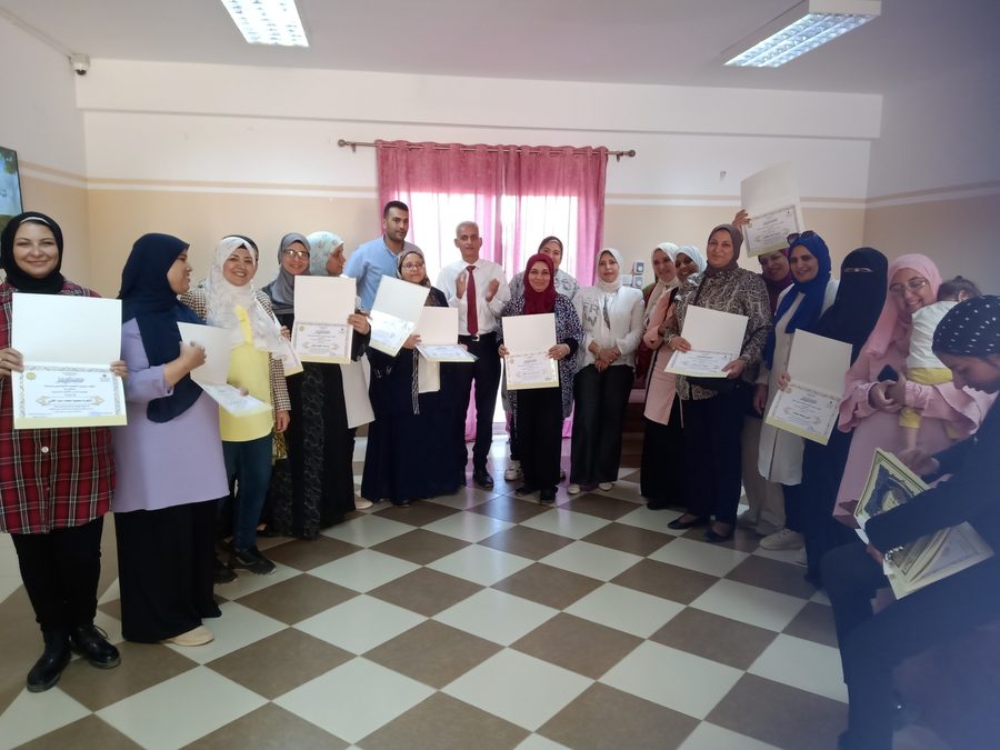 متدربات يتسلمن شهادات البرنامج التدريبي لمقدمي الرعاية