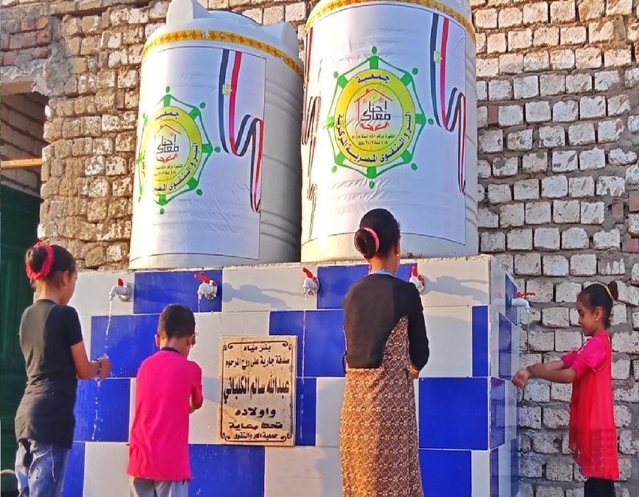 أطفال قرية مصرية يملؤون المياه من بئر الجمعية